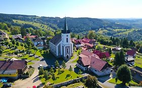 Chata u kostela